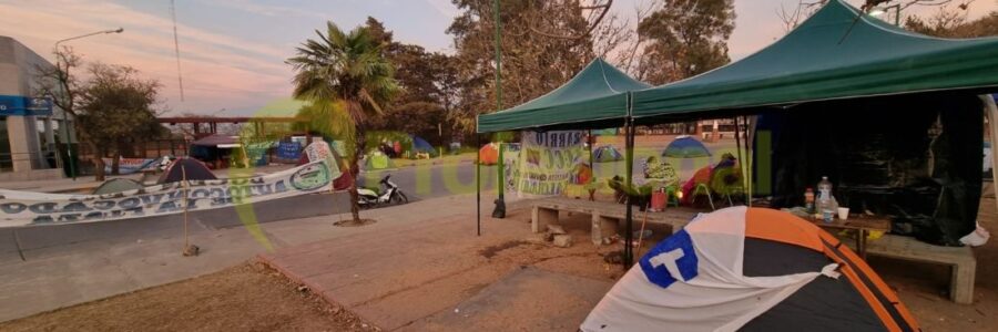 Docentes amplían e intensifican el acampe en Casa de Gobierno