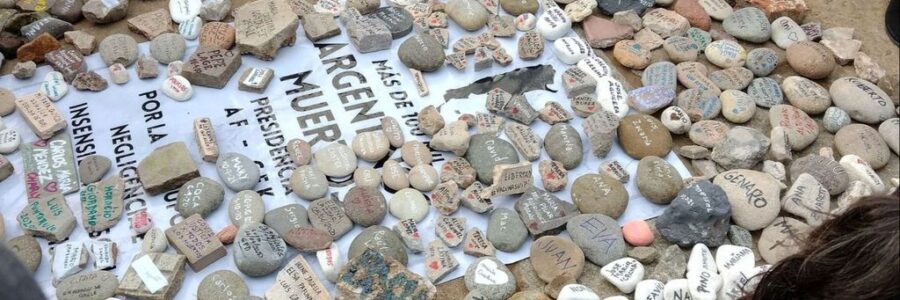 Marcha de las piedras: homenaje a fallecidos por COVID-19 y repudio al Gobierno