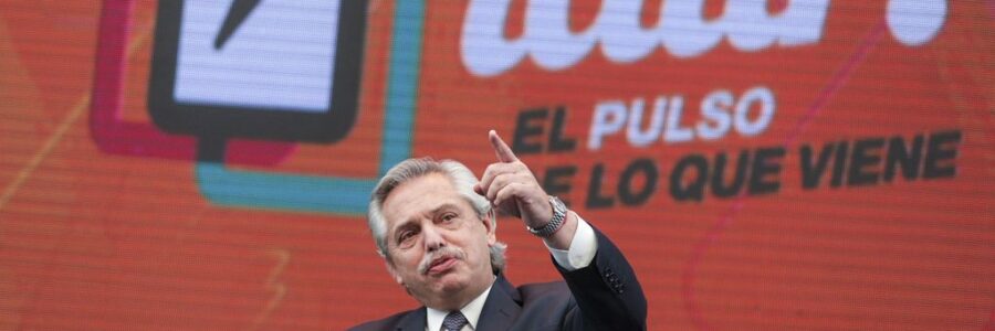 Fernández avanza para hacer de internet un servicio público