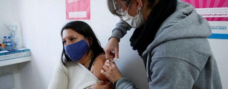 Estos son los grupos que podrán recibir una tercera dosis en Argentina