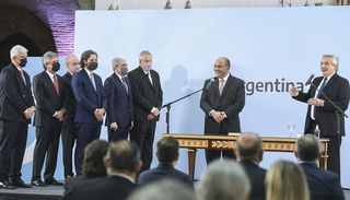 En la jura de ministros, Alberto dijo que los debates no lo asustan