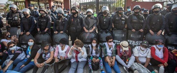 Docentes sitiaron el Grand Bourg