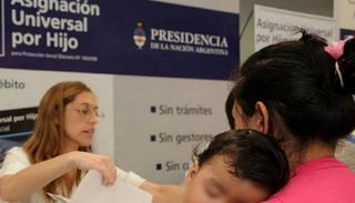 El poder de compra de los planes sociales cayó el 23% en dos años