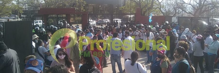 Docentes autoconvocados mantienen sitiada Casa de Gobierno