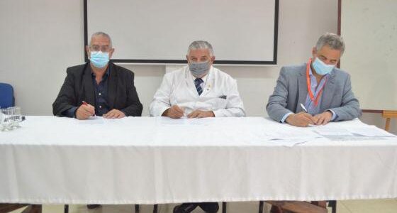 Firman un convenio para la colaboración de atención sanitaria con el Hospital Oñativia