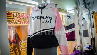 $218 mil para poder tener la cena de fin de año, viajar y comprar la ropa identificatoria de un egresado de  la secundaria