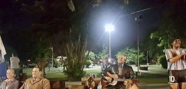 Pusieron una estatua de Alberto Fernández y su perro Dylan en una plaza junto a Perón y Maradona