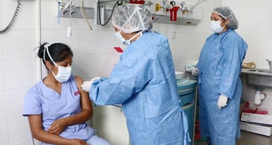 Aplicaran tercera dosis al personal de Salud