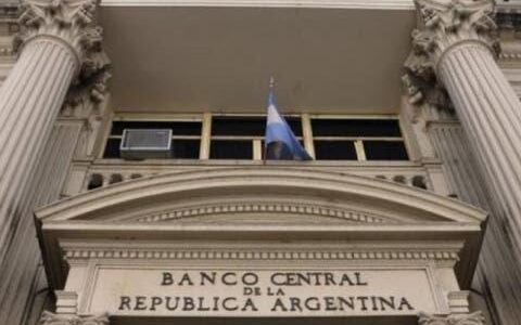 Un supuesto «corralito encubierto» causo caos en los bancos Argentinos