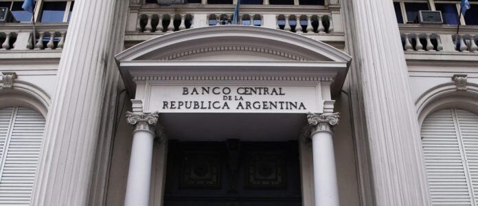 Al límite: los analistas advierten que las reservas líquidas del BCRA no llegan a USD 2.600 millones y prevén un freno de la economía