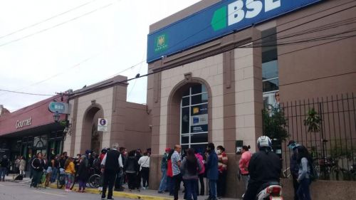 Largas filas de jubilados para cobrar el  bono de $8.000