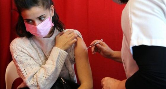 Mayores de 18 años pueden recibir la dosis de refuerzo a los 4 meses de la segunda