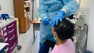 Ómicron: el nuevo síntoma de la variante de Covid puede detectarse al comer