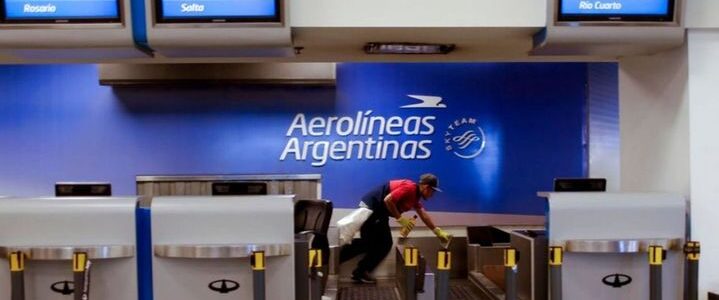 Aerolíneas Argentinas canceló diez vuelos por la ola de contagios