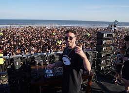 Pinamar: una multitud sin barbijos ni distancia, bailaron en la playa al ritmo del DJ Fer Palacio