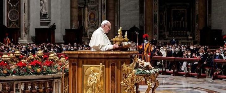 El Papa Francisco convocó a «proteger a las mujeres» en su primera misa del año