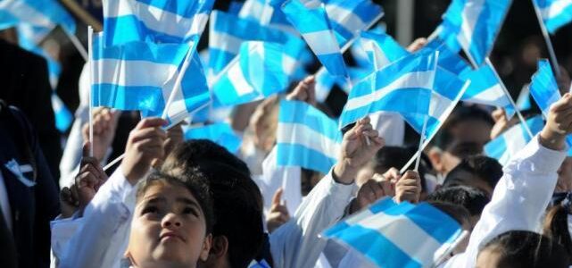 Marcha atrás: Alumnos y docentes no deberán asistir a actos patrios en días feriados