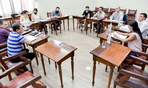 Concejales sesionan por la mañana antes del finde largo