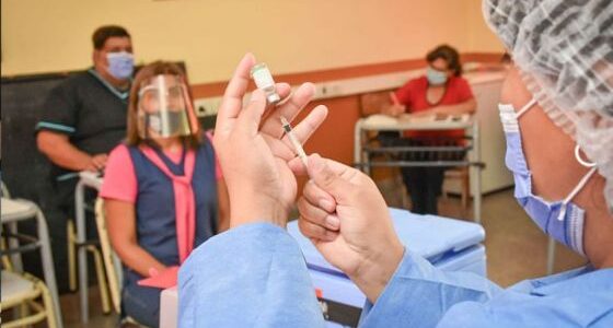 Hoy funcionarán seis puestos móviles de vacunación en la Capital