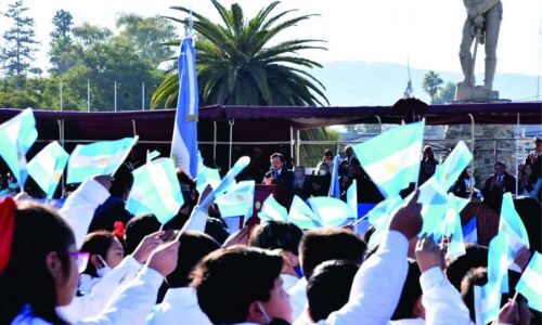 Sáenz tomó promesa de fidelidad a 300 alumnos y firmó un acuerdo con un municipio de Uruguay