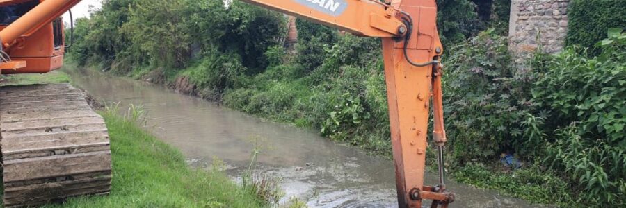 Continúa la limpieza de canales tras las intensas lluvias en Salta