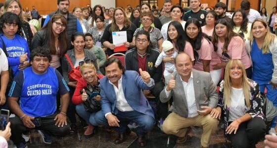 El gobernador entregó maquinarias y herramientas a 176 emprendedores salteños para fortalecer sus proyectos
