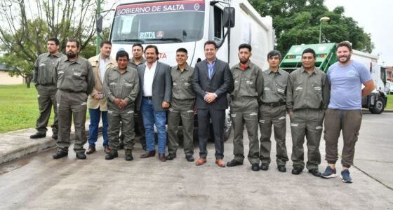 El gobierno entregó nuevos camiones compactadores de residuos a tres municipios