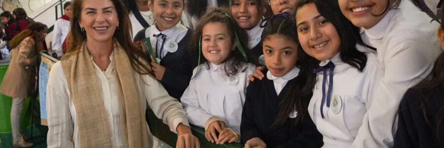 Bettina Romero tomó la promesa de cuidado ambiental a niños de 5to grado