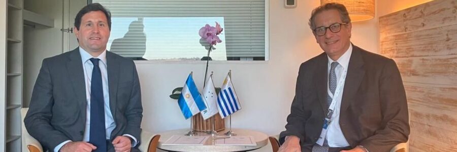 Para bajar costos en el comercio con monedas locales, Argentina y Uruguay firman Carta de Intención