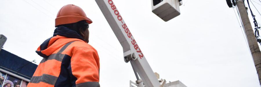 La instalación de nuevas luces LED en Av. Chile, Pellegrini, Limache y Mendoza avanza