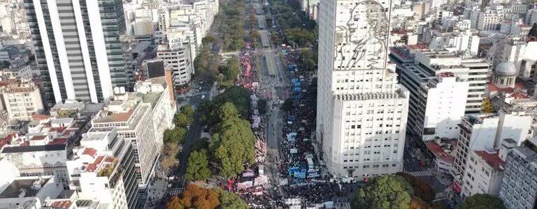 Los movimientos sociales amenazaron con salir a la calle si Javier Milei les quita beneficios: “Acá no se rinde nadie”
