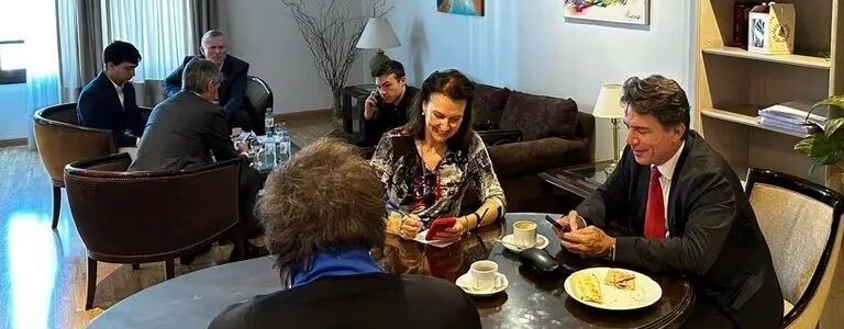 Javier Milei y su equipo se reunieron para diagramar el nuevo gobierno y se sumaría  el primer dirigente del PRO