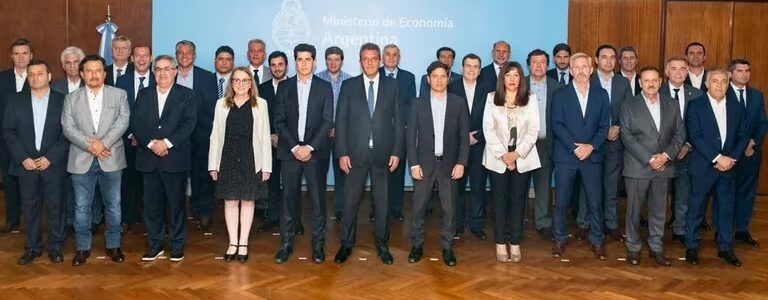 Los gobernadores firmaron un acuerdo urgente para garantizarse la plata de los sueldos y aguinaldos