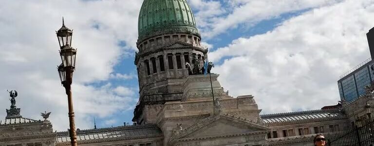La jura y el traspaso de los atributos de mando de Alberto Fernández a Javier Milei se realizarían en el Congreso