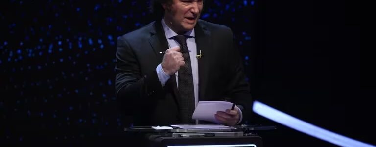 Milei prepara una caravana en Santa Fe y cerrará su campaña en Córdoba, va en busca de los “votos huérfanos”