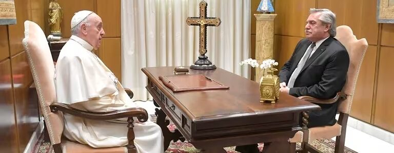 Alberto Fernández irá a Roma y será recibido por el Papa Francisco, en uno de sus últimos viajes oficiales.