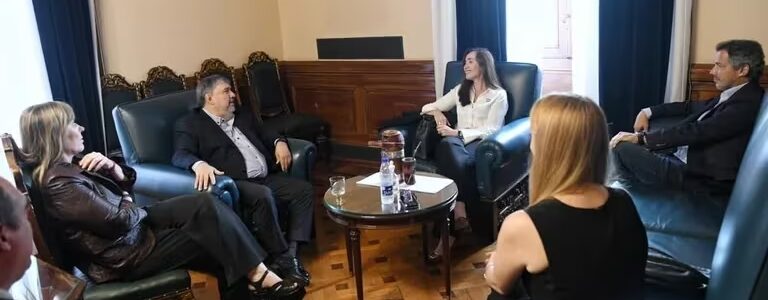Villarruel se reunió con los líderes de los bloques kirchneristas en su visita al Senado