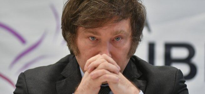 Denuncian a Javier Milei por comparar al peso con «un excremento»