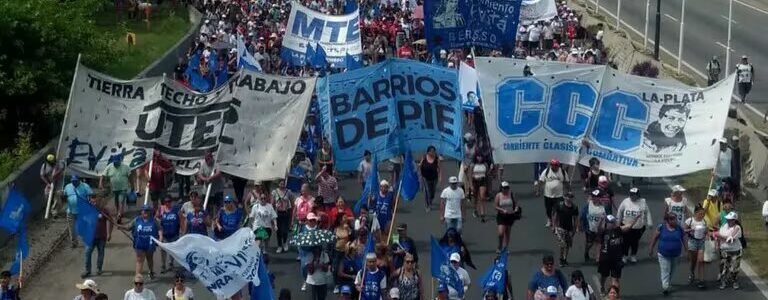 Los piqueteros peronistas se suman a la marcha de la CGT a Tribunales y preparan más medidas en rechazo al DNU de Milei