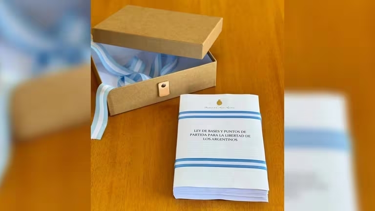 Las imágenes que publicaron desde la Oficina Presidencial del proyecto de Ley Ómnibus