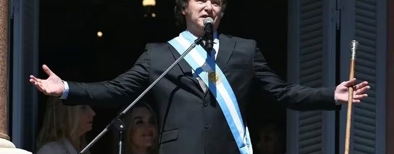 Por decreto, el Gobierno oficializó la baja de los contratos de 7 mil empleados públicos que ingresaron este año