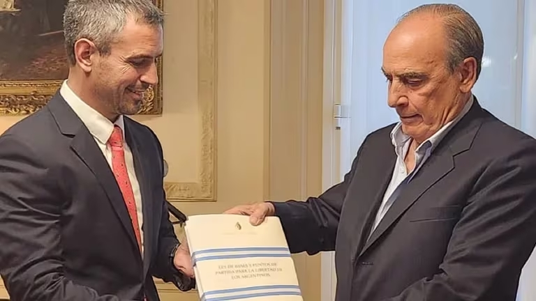 Martín Menem recibe el proyecto de Ley Ómnibus de parte de Guillermo Francos, ministro del Interior