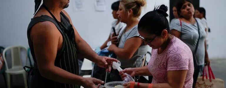 Duro final para el Gobierno y desafío para Milei: la cifra de pobreza vuelve a mostrar la mayor deuda política