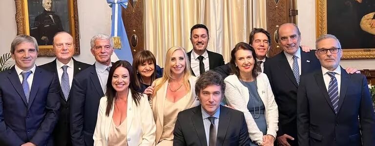 Milei firmó su primer decreto para la reforma del Estado: se reducen a 9 los ministerios