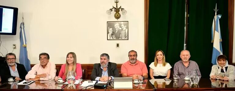 La CGT se reunió con senadores K: pidió mayorías para frenar el mega DNU y define el jueves si activa un paro general