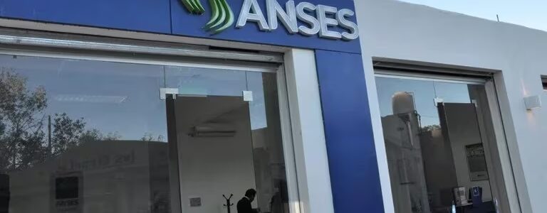 El Gobierno suspendió los créditos Anses para jubilados y trabajadores por la “emergencia pública”