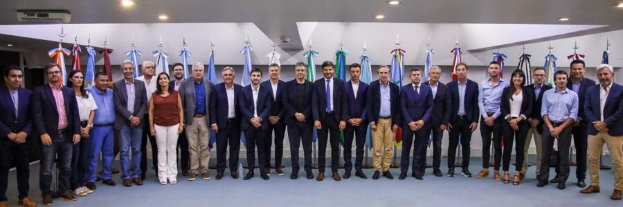 Escala la pelea de Milei con gobernadores e intendentes por el costo del ajuste y los dialoguistas buscan una salida