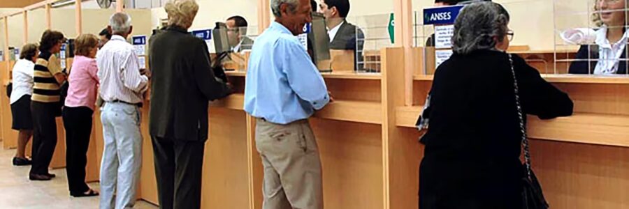 El Gobierno anunció que las jubilaciones y pensiones de abril se pagarán en dos tramos