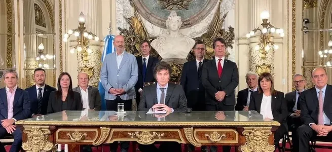 Oficial: Milei dio marcha atrás con el aumento del 48% para él y sus ministros