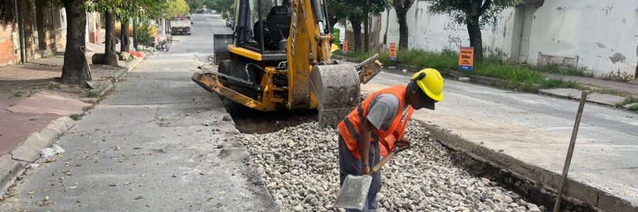 Comenzó el hormigonado de media calzada de calle Mitre al 1.900